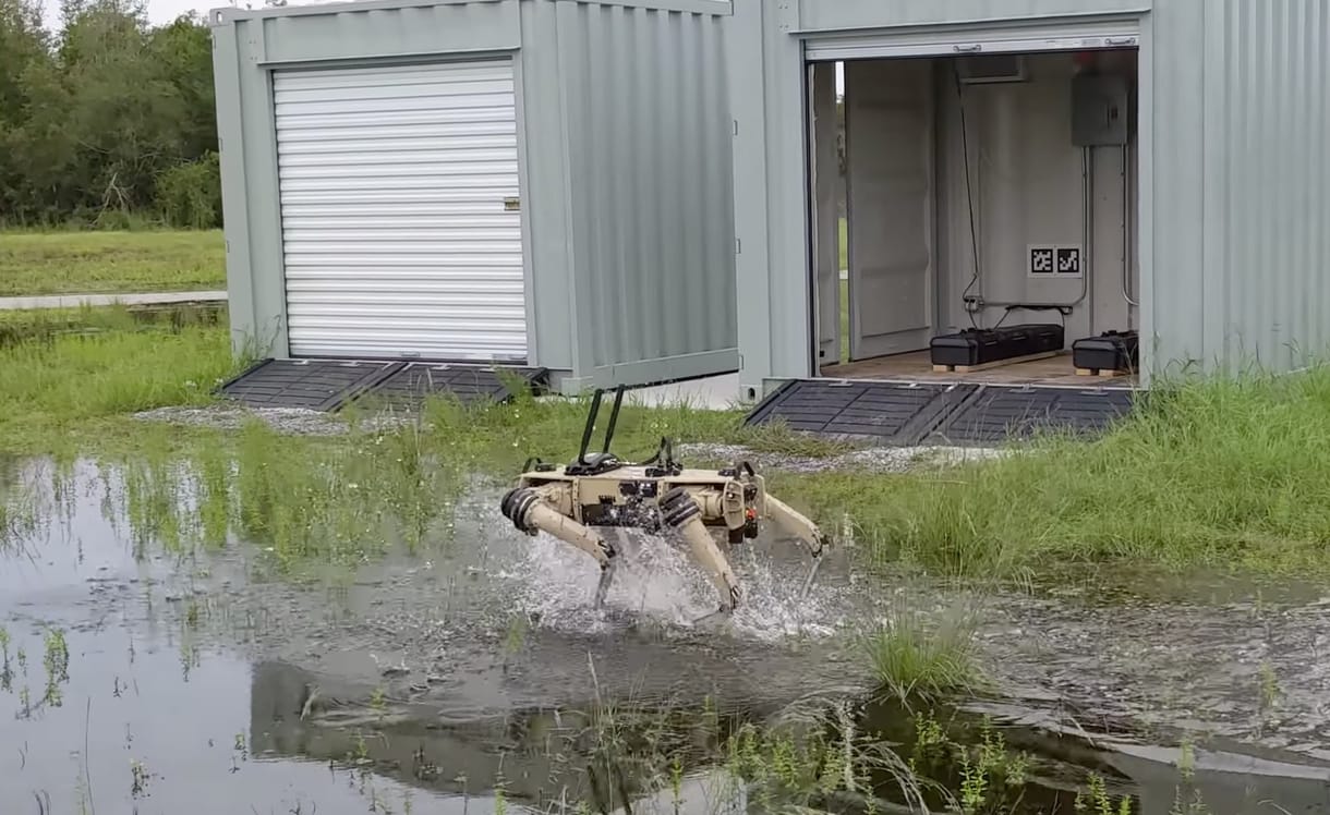 Antennákkal tűzdelték meg a robotkutyát, semlegesítheti a rendőröknek felállított csapdákat – videó