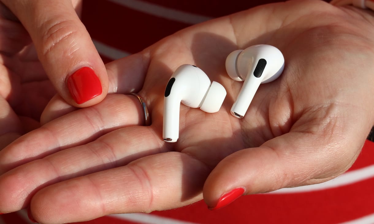 Kamerát kaphat az Apple fülhallgatója, az AirPods. Igen, kamerát