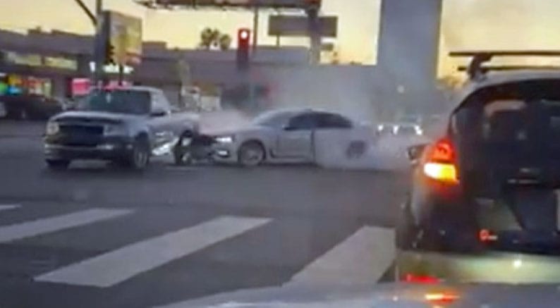 Teljesen megőrült egy autós egy Los Angeles-i kereszteződésben – videó