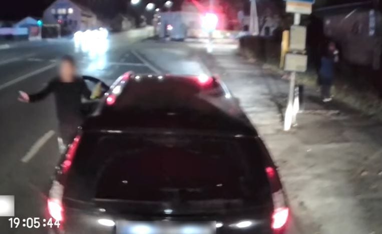 Buszmegállóban állt meg vacsorázni egy autós, majd kiakadt, amikor a buszos jelezte, hogy útban van – videó