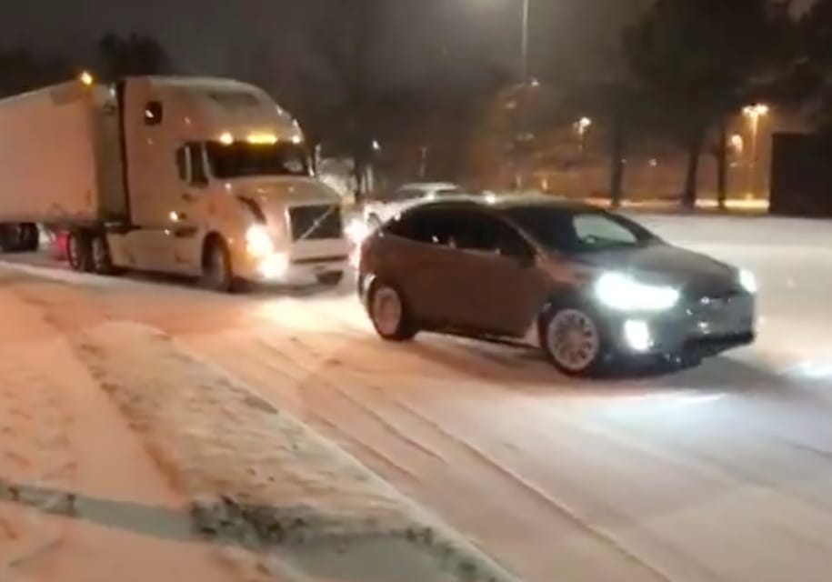 Kamionmentőként sem utolsó egy Tesla – videó