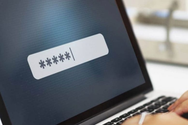 Veszélyre figyelmeztetik a Facebook- és a Google-felhasználókat, több millió embert érint
