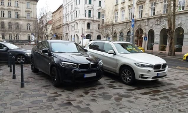 A nap fotója: fekete és fehér BMW divatterepjárók párosban tilos budapesti parkolása