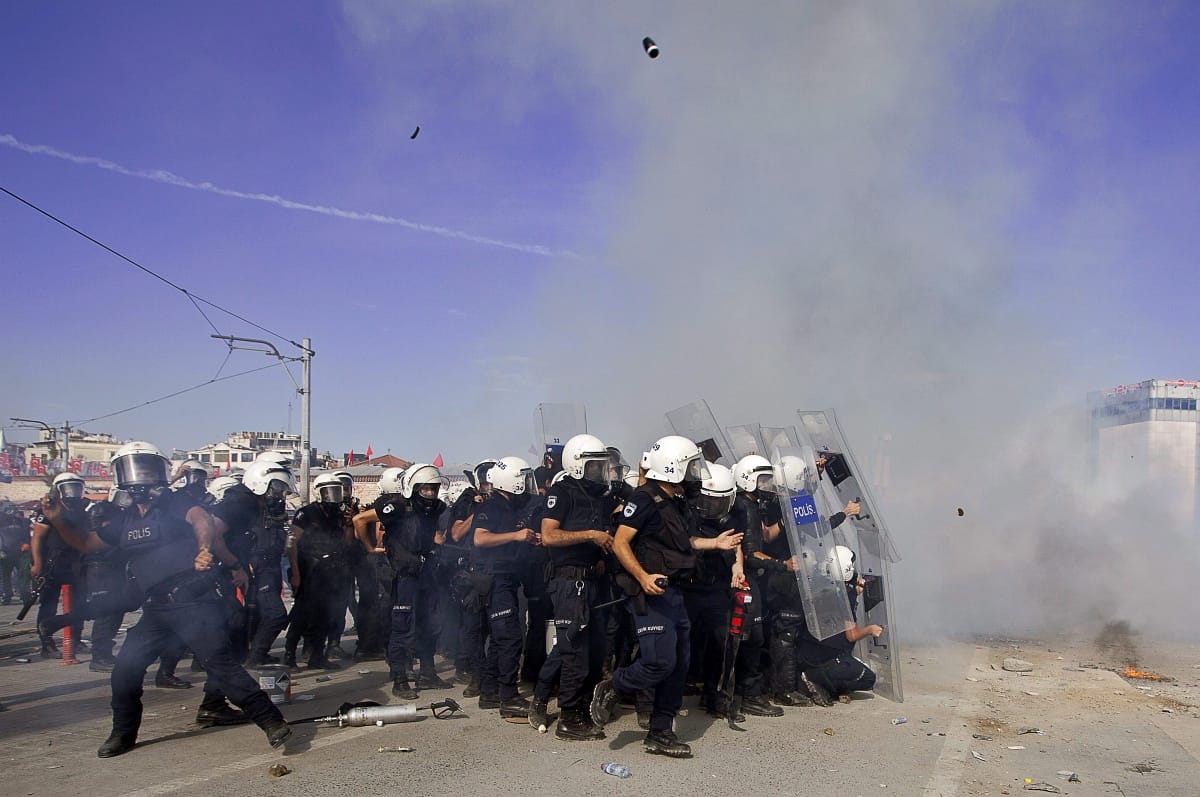 Kiűzték a tüntetőket a Taksim térről