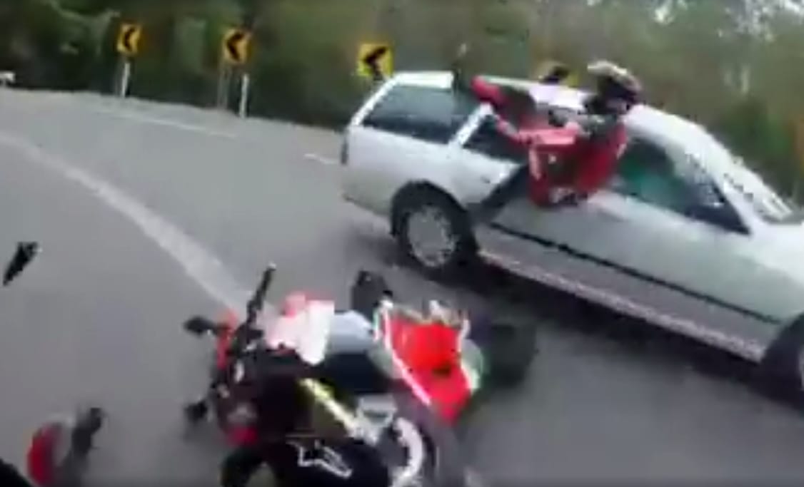 Ez lesz a vége, ha valaki eszetlenül motorozik – videó