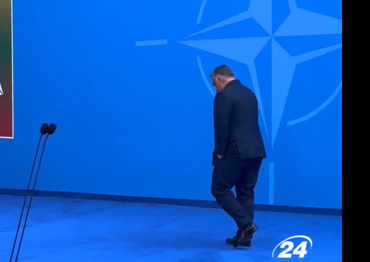 Videó: Orbán zsebre tett kézzel, lehajtott fejjel sétált el az újságírók elől a vilniusi NATO-csúcson
