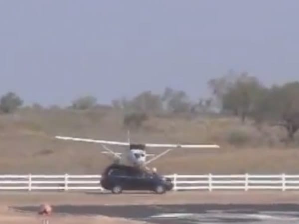 Leszálló kisrepülőgép trafált el egy Volvót - videó