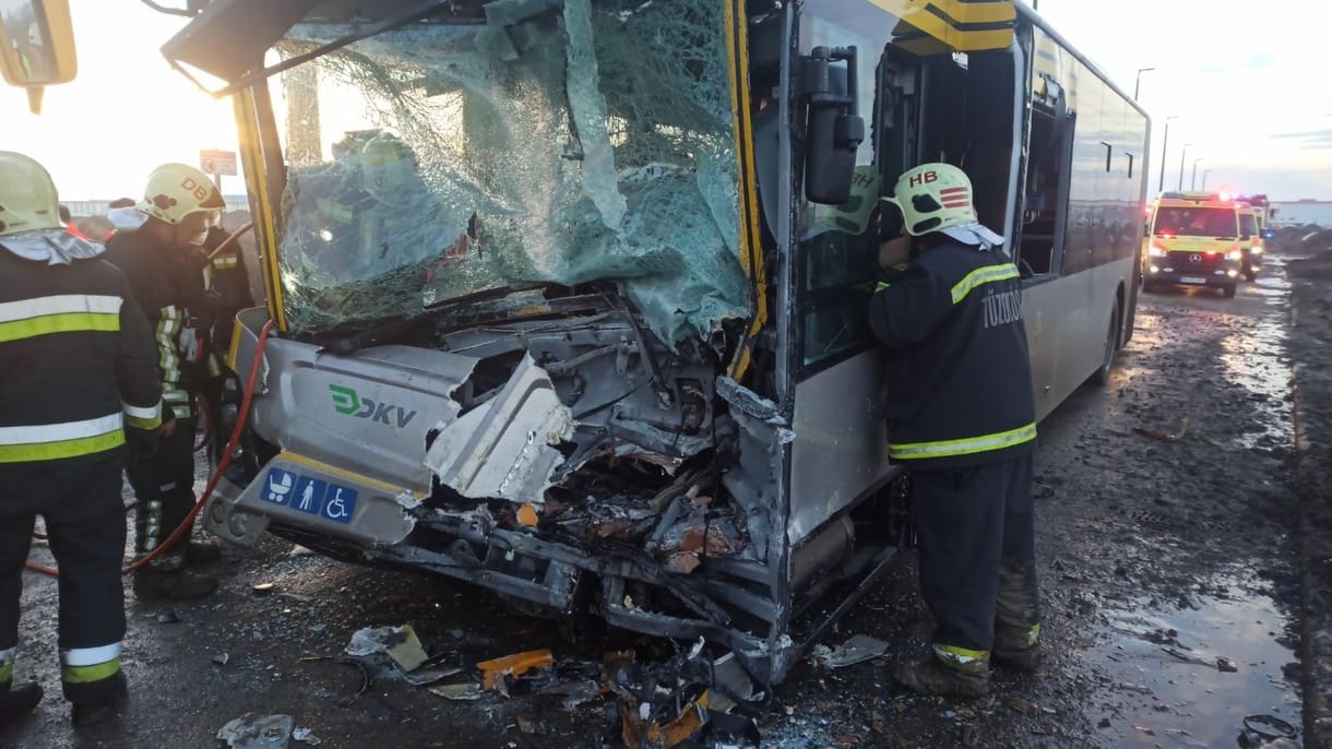 19-en megsérültek egy buszbalesetben Debrecenben