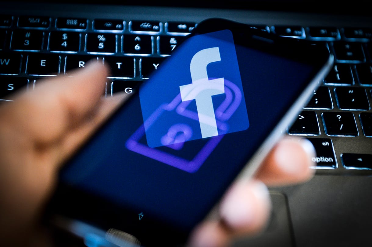 Sok tízezer Facebook-felhasználó személyes fotóit és üzeneteit árulják egy orosz fórumon