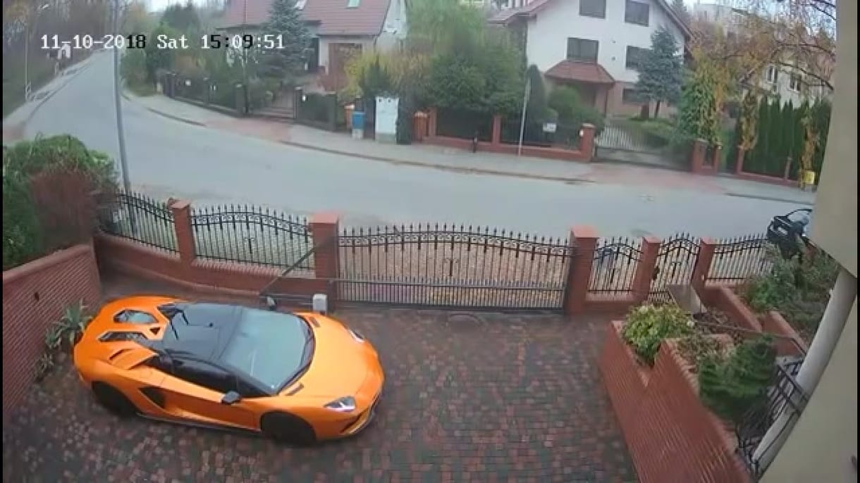 Videó: Bemászott a kerítésen és összevissza karcolt egy Lamborghinit