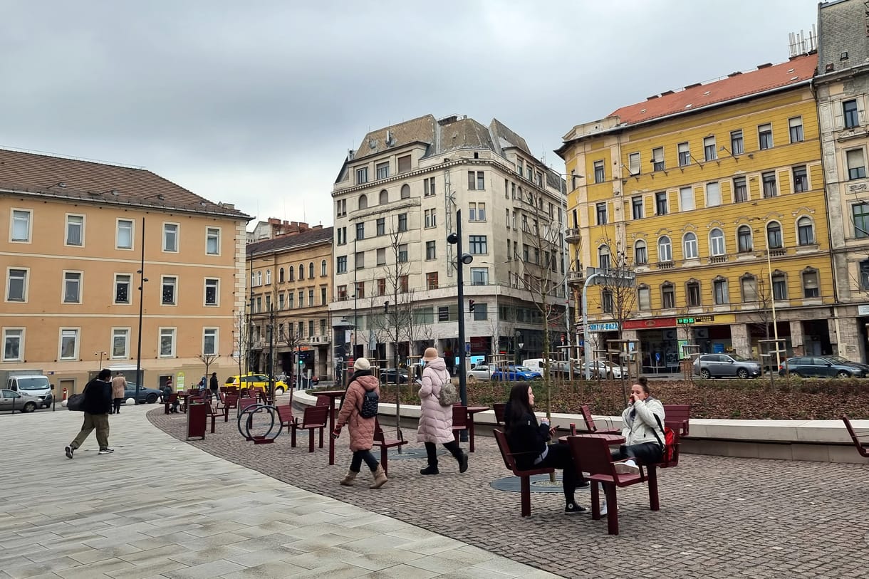 Valakinek nagyon útban volt egy frissen ültetett fa a Blaha Lujza téren