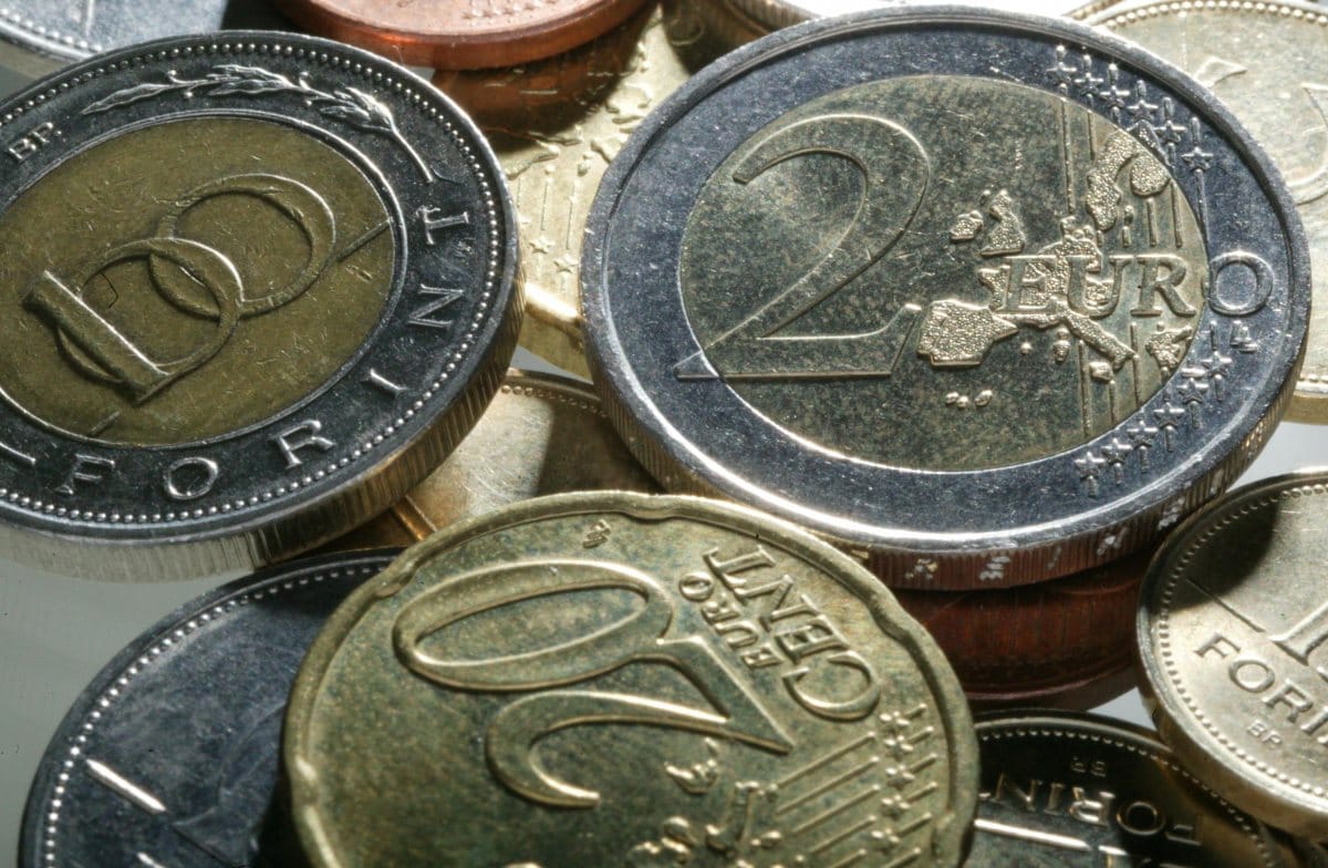 Erősebben kezdte a szerdát a forint