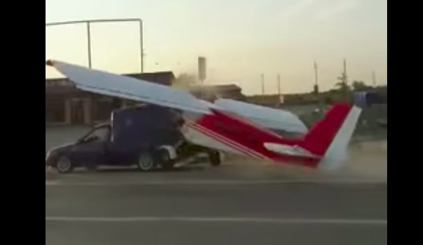 Közúton próbált felszállni a repülőgép, baleset lett a vége – videó
