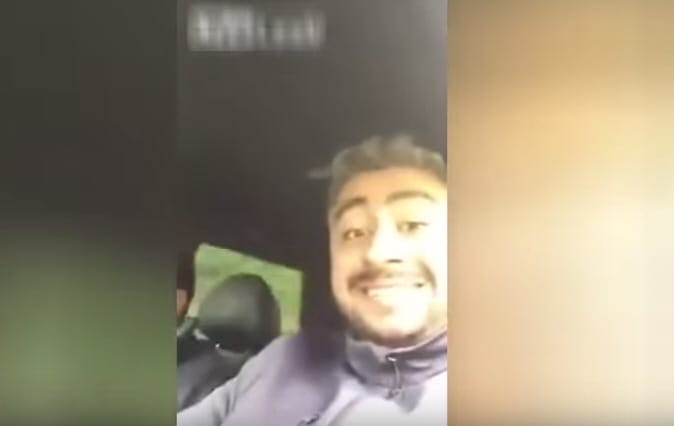 Darwin-díjas idiotizmus, amit ez az autós és utasa csinál - videó