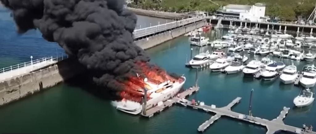 Hatalmas lángokkal égett, majd elsüllyedt egy 2,7 milliárdos szuperjacht Angliában - videó