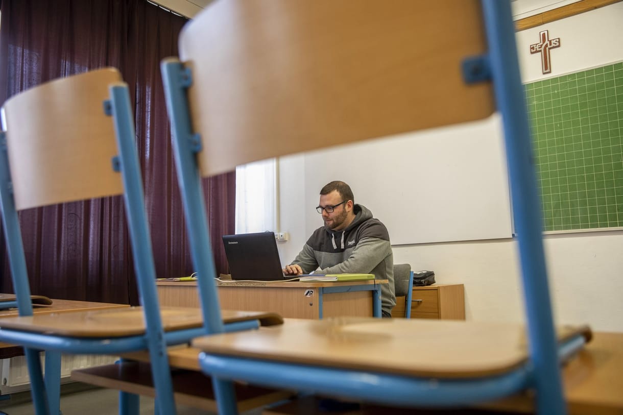 Figyelmeztető sztrájkra készülnek a tanárok a felemás béremelésük miatt