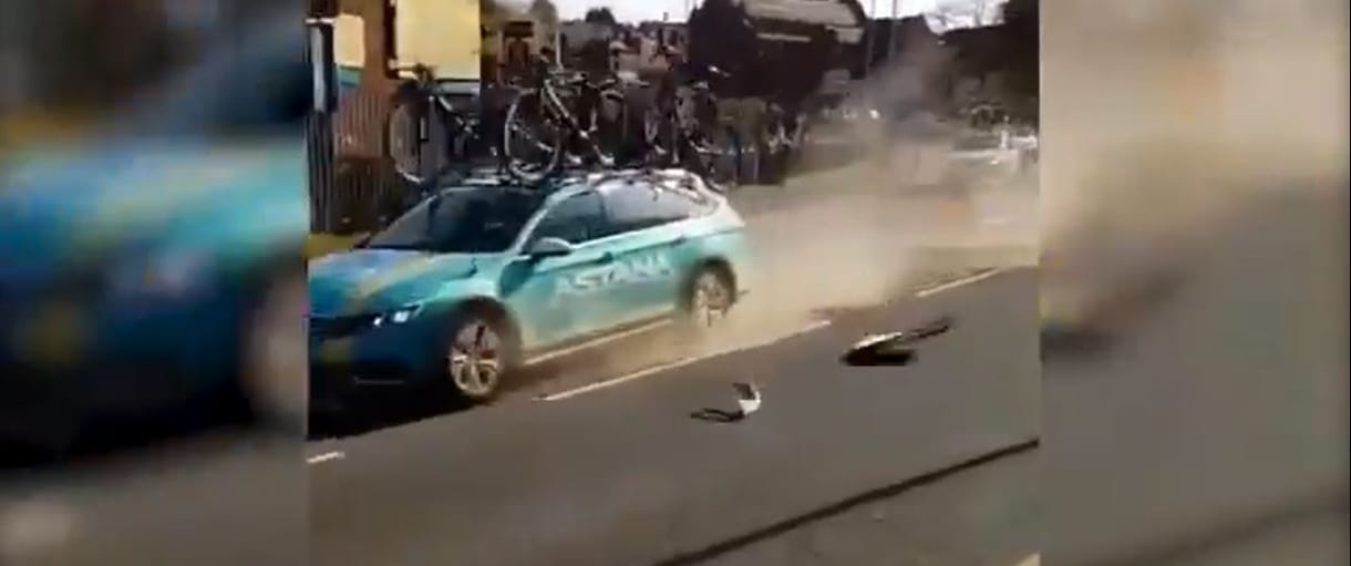Kis híján tragédia történt egy elszabadult autó miatt az Egyesült Királyságban – videó