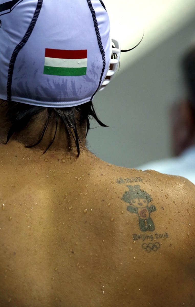 Bugyivonal felett, és bicepszen is jól mutat az öt karika