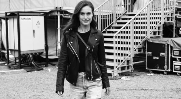 Így néz ki a finn miniszterelnök, amikor rockfesztiválon bulizik
