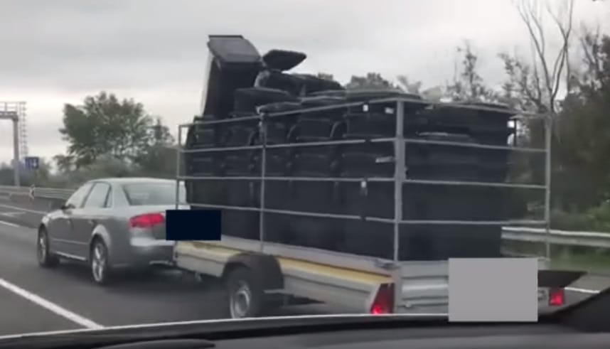 Videó: utánfutóról elszabadult kukák repkedtek az M0-son