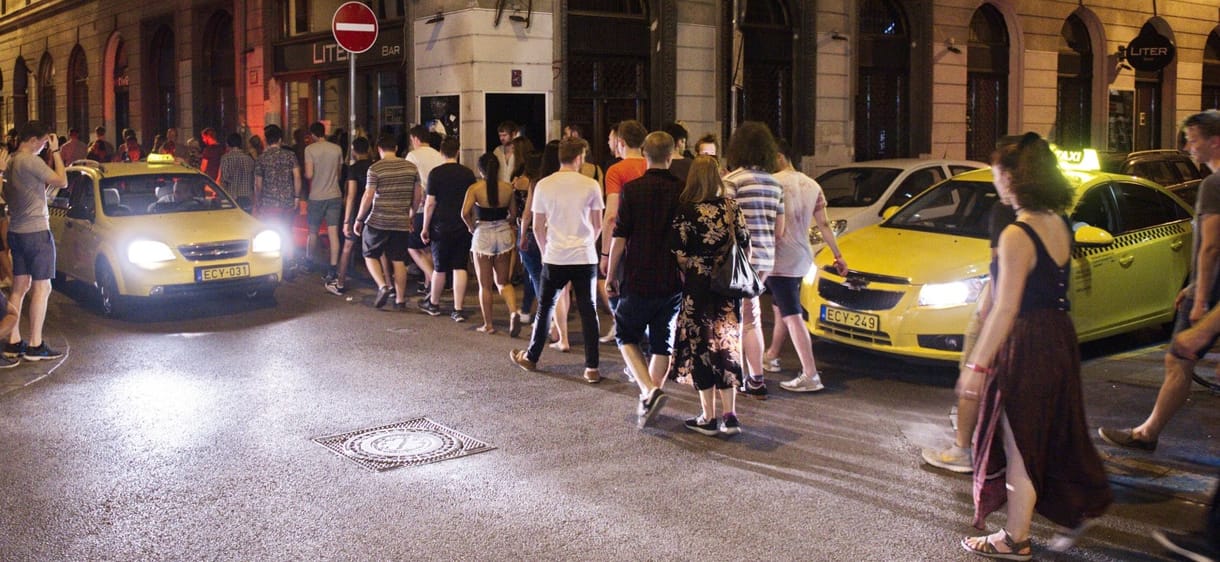 Azért ütötte le a vendéget a biztonsági őr, mert üres üveget rugdosott a járdán