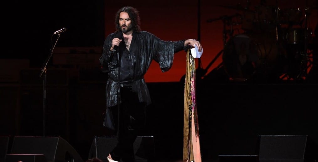 A megvádolt Russell Brand azzal dicsekedett, hogy megcsókolta Meghan Markle-t