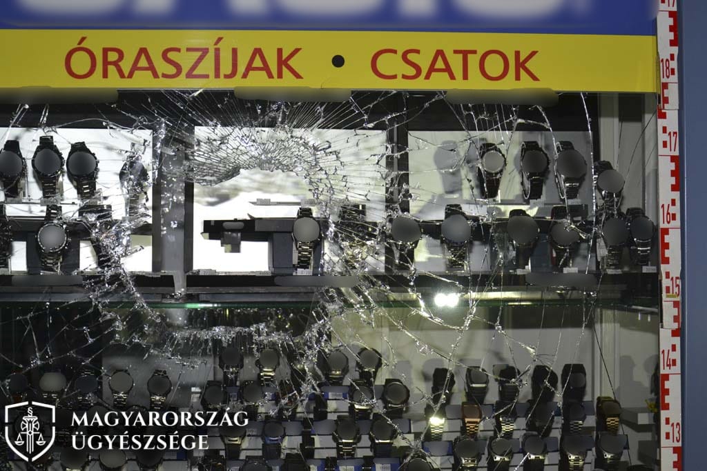 Csatornafedővel törte be az óraszalon kirakatát a kecskeméti sorozattolvaj