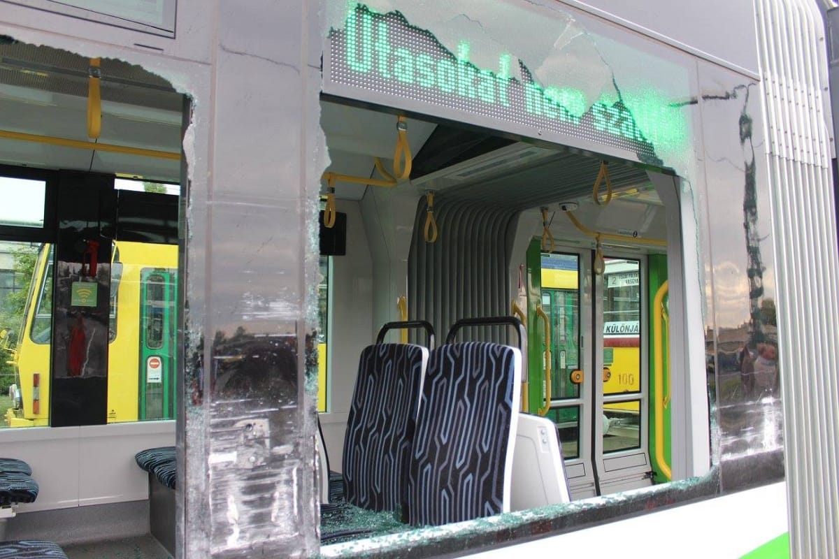 Nyerges vontató szántotta végig egy villamos oldalát Miskolcon – fotók