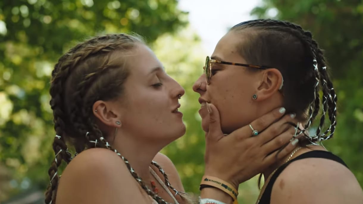 Hatósági eljárás indulhat a Sziget reklám videója ellen, mert azonos nemű fiatalok csókolóznak benne