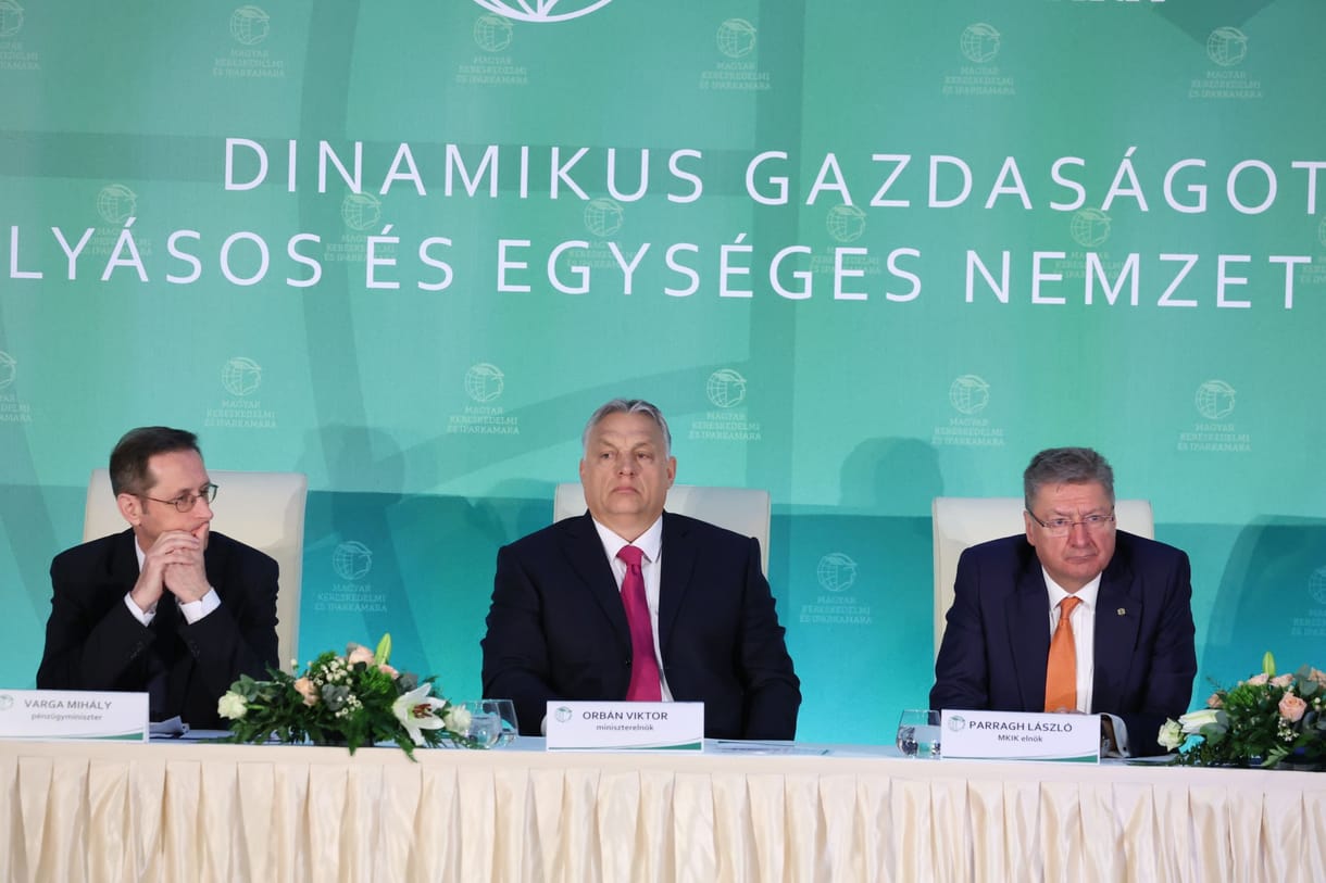 NZZ-kommentár: A jobboldalon forradalmárként csodált Orbán szakadékba vezeti országát
