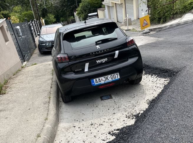 Elkezdték körbeaszfaltozni az egyik közösségi autót Budapesten – fotó