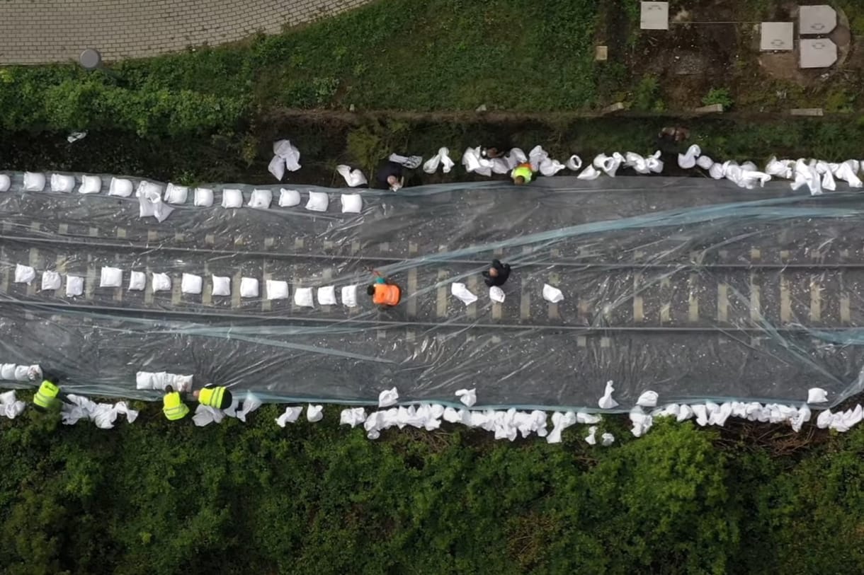 Húszezer homokzsákot kellett elvinni, hétfőtől újraindulnak a vonatok Esztergom és Komárom között
