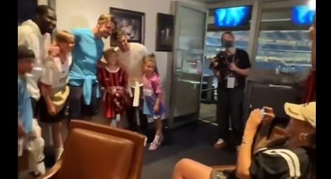 A kisfiú megkért egy nőt, hogy fotózza le pár focistával. A nőt Rihannának hívják