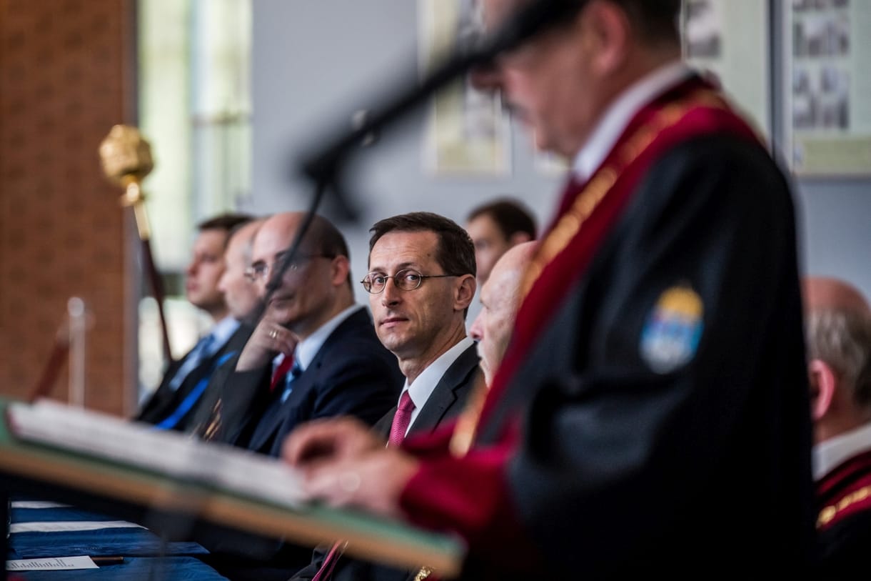 Közhelyeket pufogtatott Varga az Óbudai Egyetem pedagógusnapi ünnepségén