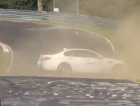 Taxizás közben csaptak falnak egy BMW M5-öst a Nürburgringen – videó