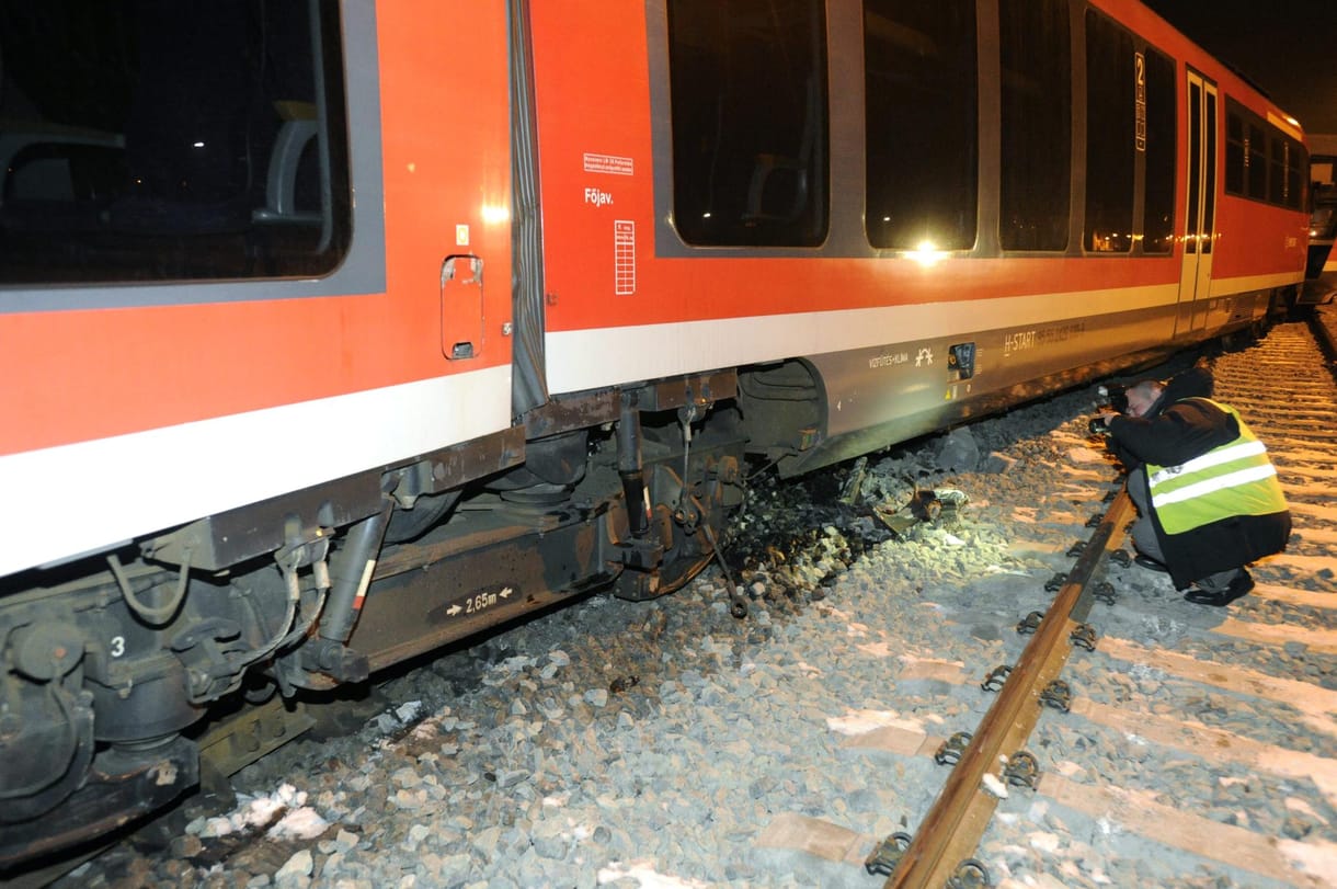 Ijesztő fotók jöttek a kisiklott esztergomi vonatról