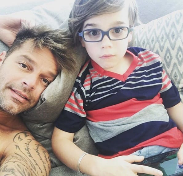 Családi idill: Ricky Martin megmutatta ikerfiait