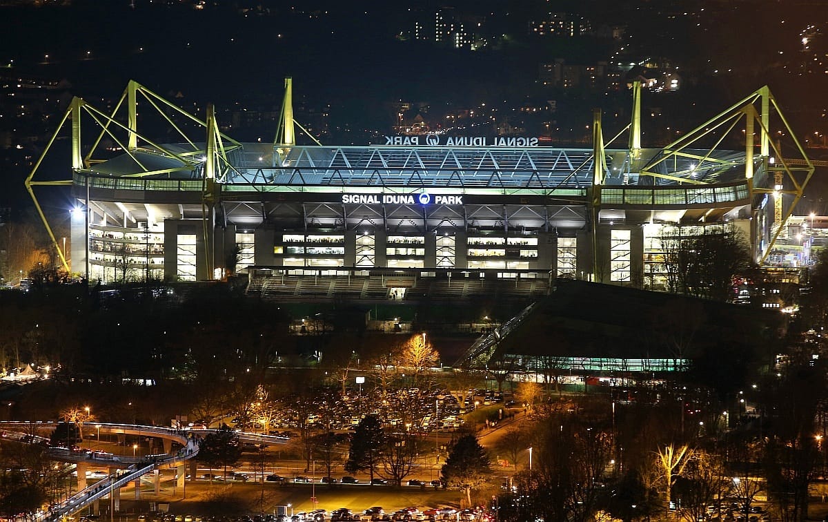 Egy valódi bomba miatt ürítették ki a Dortmund stadionját