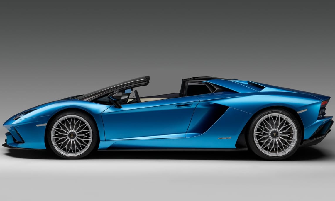 740 lóerős szupergyors kabrió érkezett a Lamborghinitől