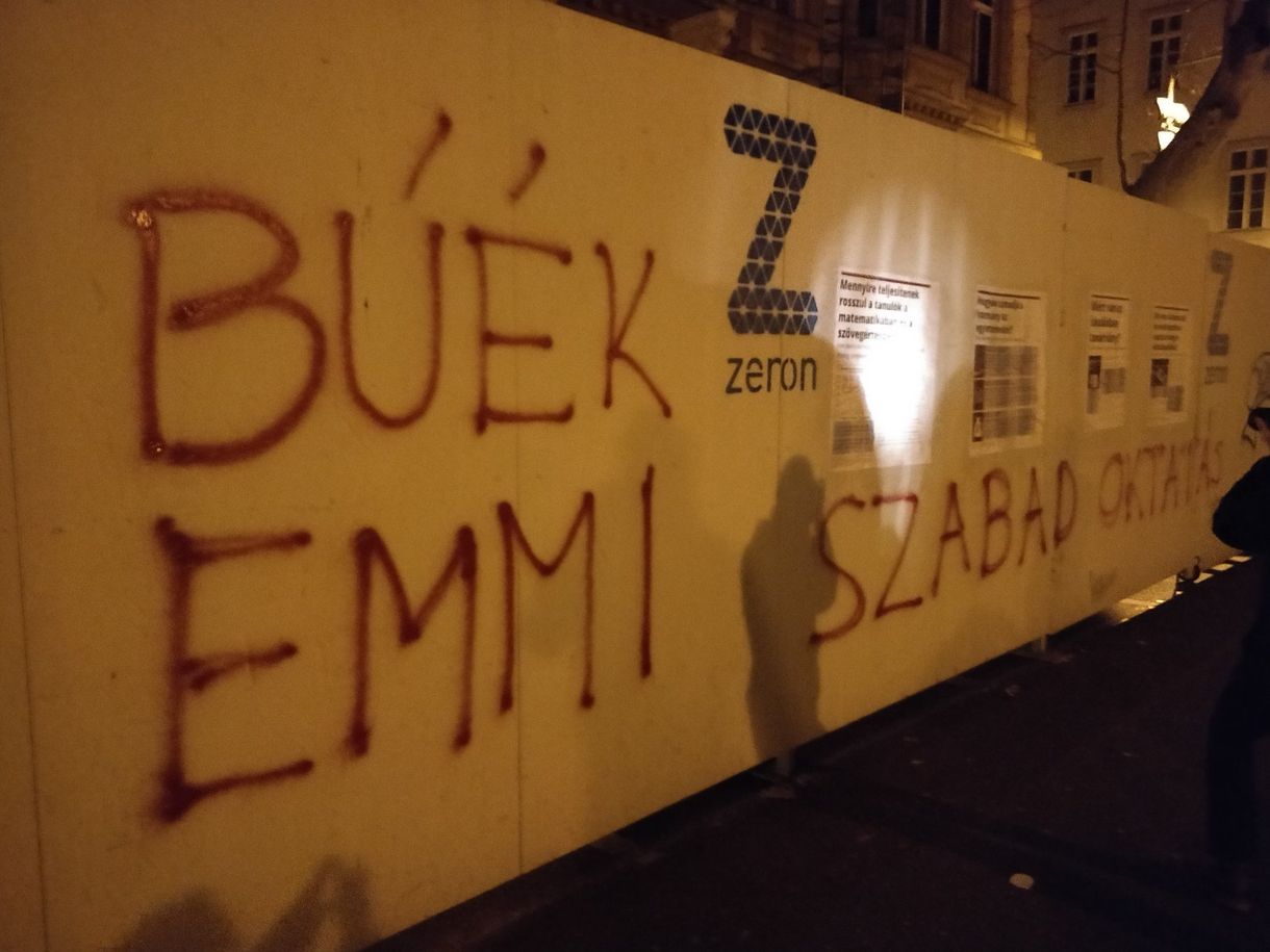 Plakátokkal üzentek az Emminek a minisztérium épülete előtt