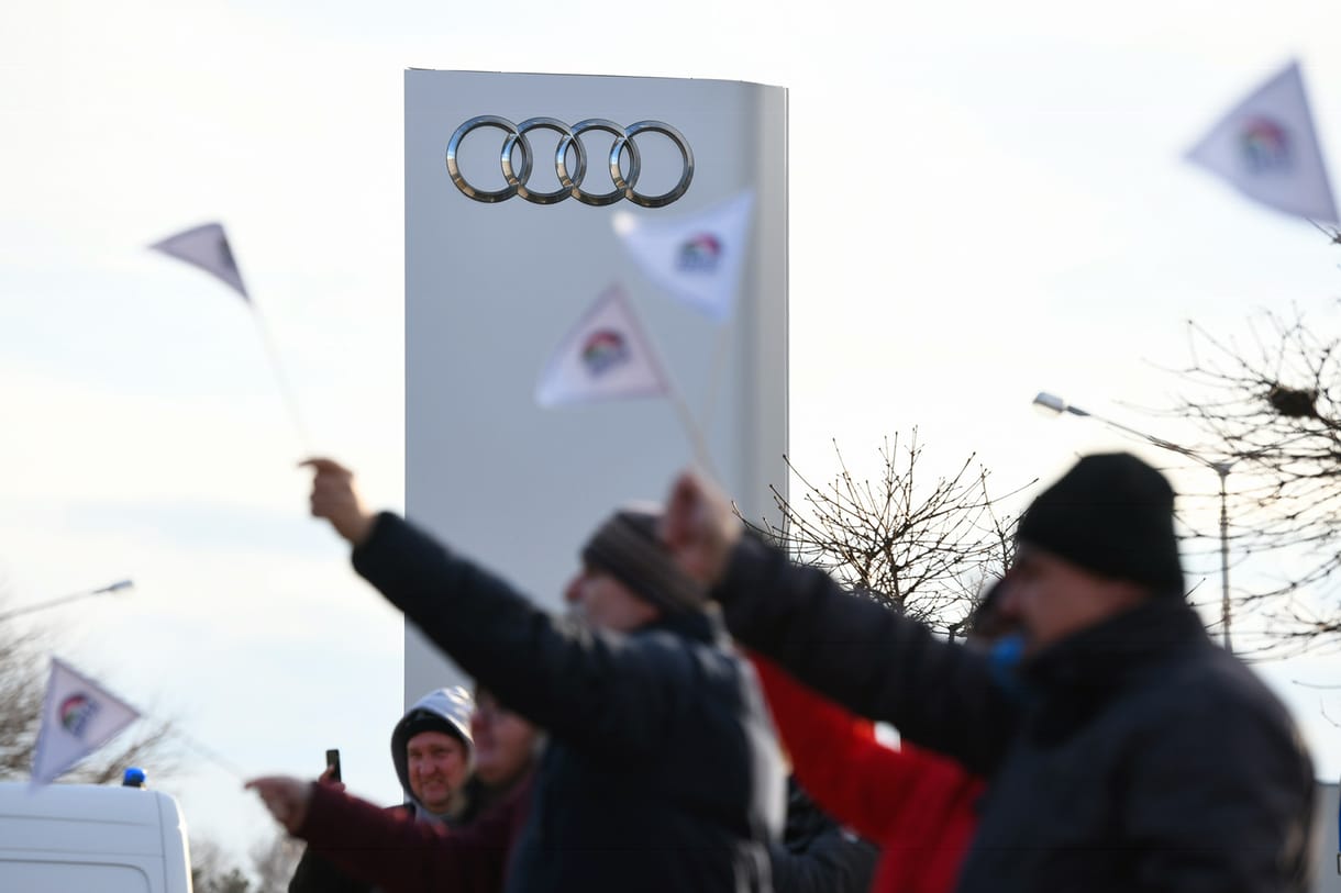 Minimum 60 ezres emelést kérnek a győri Audinál