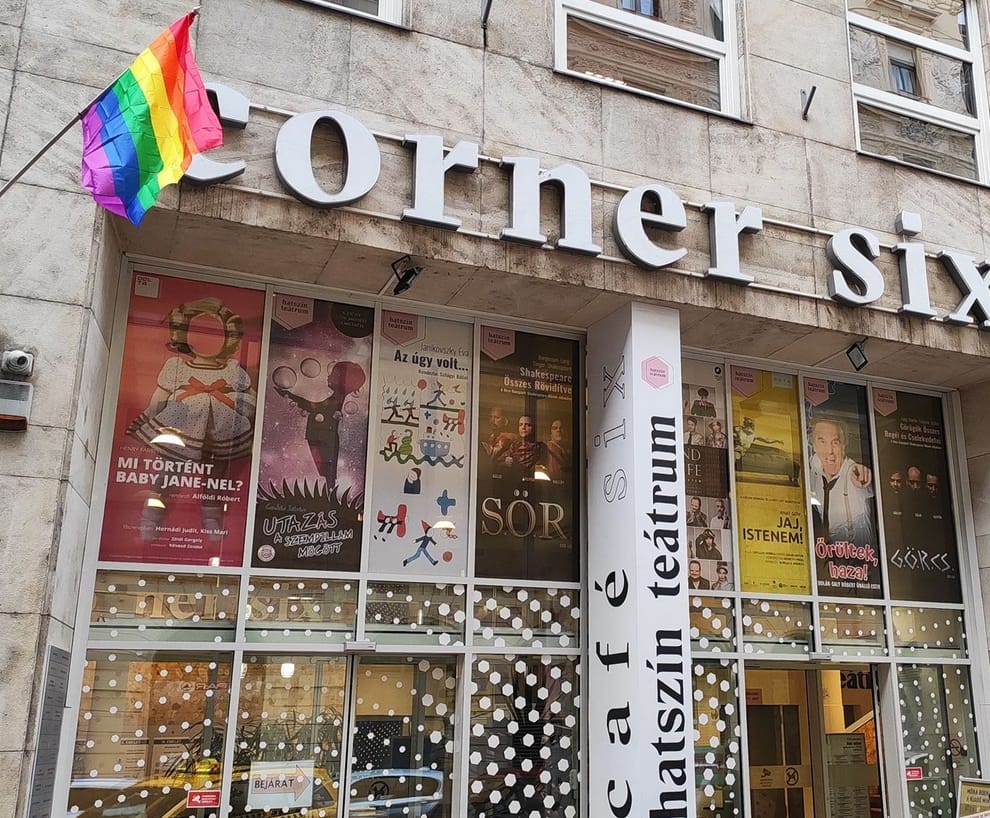 A Radnóti, az Örkény és a Katona tagjai is kiálltak a szivárványzászló-égetés ellen