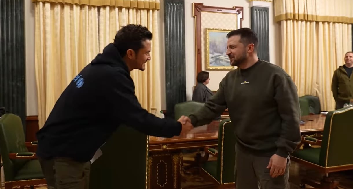 Orlando Bloom és Volodimir Zelenszkij Kijevben fogott kezet