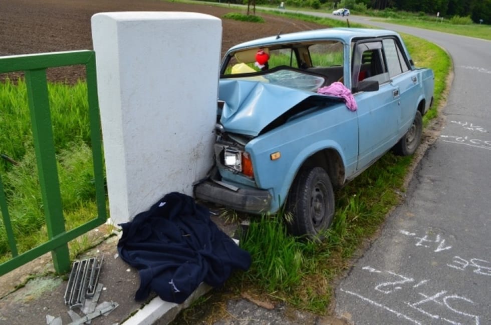 Fotó: Betonkorláton zúzódott össze a Lada - helikopter vitte el a sofőrt