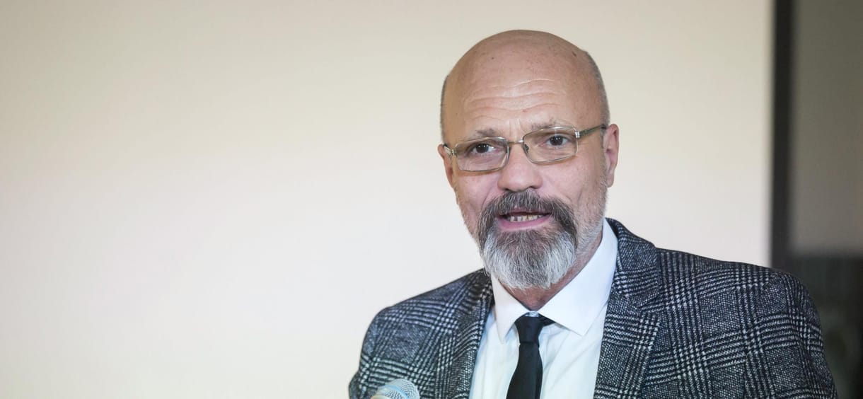 Zacher Gábor: A kormány Poncius Pilátusként mossa kezeit a kötelező oltással