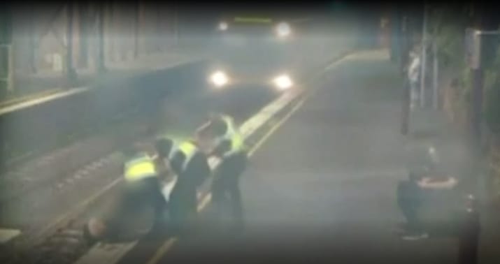 Videón, ahogy az utolsó pillanatban megmentenek egy nőt a száguldó vonat elől