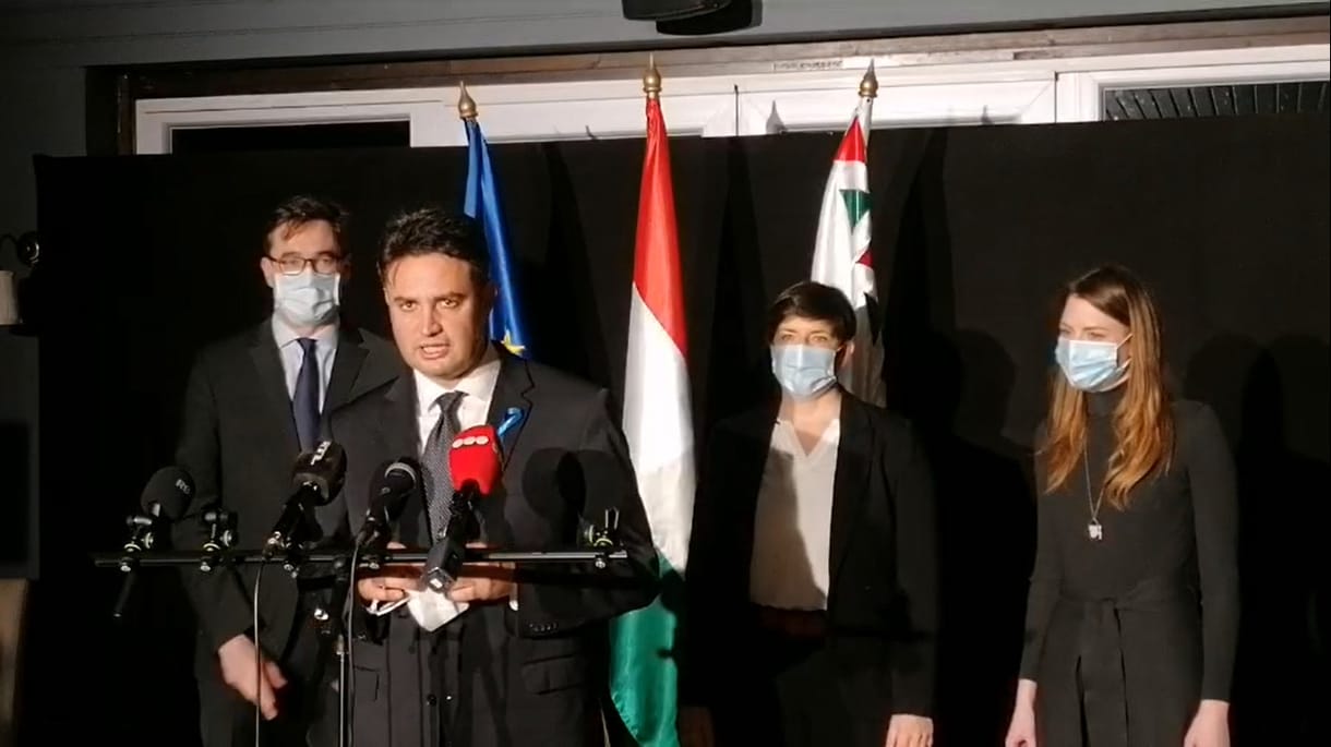 Az ellenzék szerint Macron megígérte a jogállamisági mechanizmus bevezetését