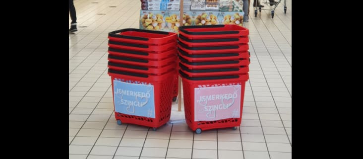 Szinglikosárral lehet ismerkedni a csömöri áruházban