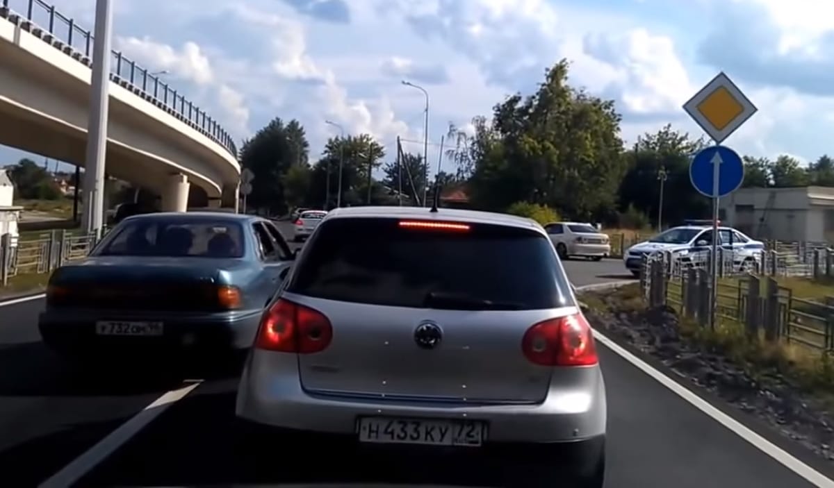 Ön sem szereti a szabálytalankodó autósokat? Akkor ezt a videót nézze meg