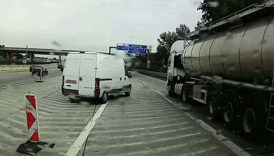 Féknyomok és videó mutatják, mennyire balesetveszélyes az M0-s egyik lehajtója